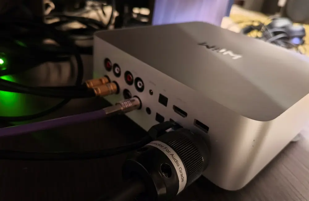 WiiM UltraからBELDEN 1695AでPMA-2500NEへ同軸デジタル接続している様子